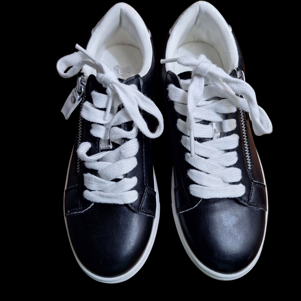 Brash Black Faux Leather Low Top Sneakers w/ Silver Accents - Size 6